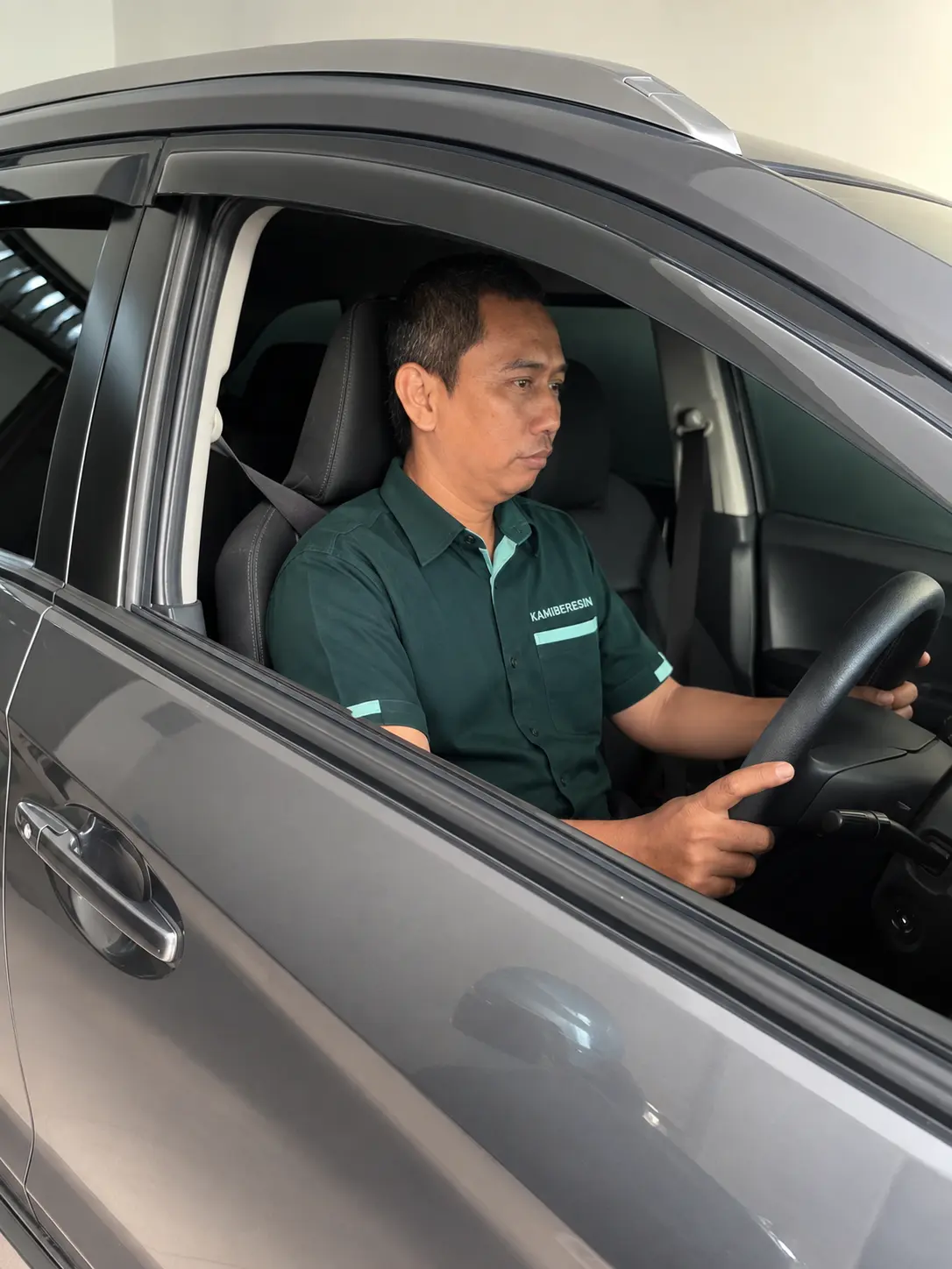 Driver profesional KamiBeresin siap bertugas untuk perusahaan